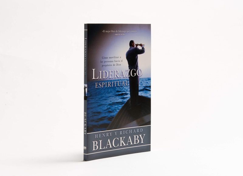 Fotografía de un libro sobre un fondo blanco, titulado 'Liderazgo Espiritual' por Henry y Richard Blackaby, mostrando la imagen de una persona de pie en la proa de un barco mirando a lo lejos.