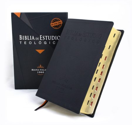 La fotografía muestra una Biblia de estudio abierta con tapa dura de color negro y letras repujadas en el mismo color que se lee Biblia de Estudio Teológico. Se distinguen claramente sus bordes dorados con índices también en dorado y rojo. La caja del libro, al fondo, mantiene una estética similar con un diseño triangular en la parte superior, y el título Biblia de Estudio Teológico en letras blancas con un fondo negro y detalles naranjas. Al pie de la caja aparece Reina-Valera 1960, indicando la versión de la traducción. Un marcador de página naranja sobresale de la parte inferior de la Biblia. El conjunto transmite una sensación de producto premium, destinado a un estudio riguroso de los textos bíblicos.