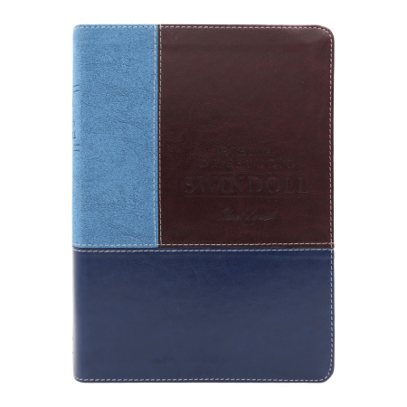 Funda de cuero para Biblia con diseño tricolor, combinando tonos azul claro, azul oscuro y marrón, con el texto BIBLIA DE ESTUDIO SWINDOLL grabado en la portada.