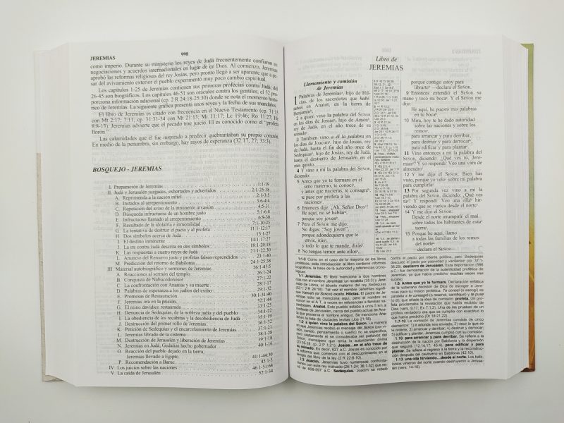 Una fotografía de un libro abierto en el Libro de Jeremías, mostrando el texto en dos páginas con títulos y subtítulos en español.