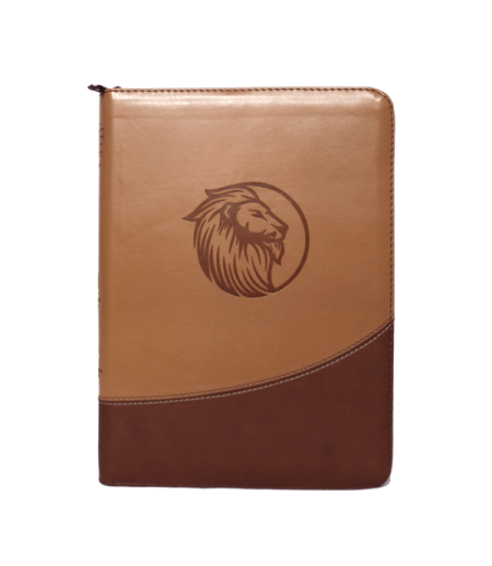 Cartera de cuero de dos tonos marrón claro y oscuro con un grabado de un león en la parte superior y un fondo verde.