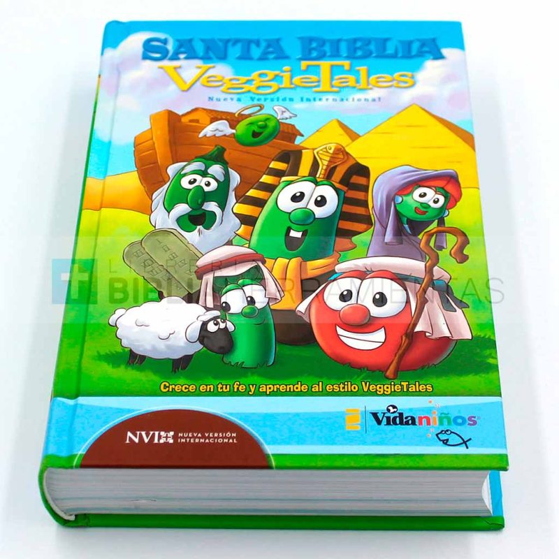 Fotografía de la portada de la 'Santa Biblia VeggieTales' con personajes animados en forma de vegetales disfrazados de personajes bíblicos sobre un fondo de pirámides y un cielo azul.