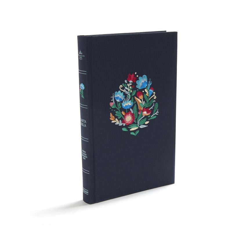 portada de un libro titulado Demasiado bendecida para estar estresada, que es un devocional de 3 minutos para mujeres, escrito por Debora M. Coty. La portada presenta un diseño llamativo con un patrón de puntos multicolores sobre un fondo rosa. En la parte superior, un borde ondulado y marrón con lunares blancos añade un toque decorativo. Una flor rosa con pétalos extendidos adorna la parte inferior de la portada, aportando un elemento natural y sereno al diseño. La combinación de elementos visuales sugiere un enfoque en la tranquilidad y la espiritualidad femenina.