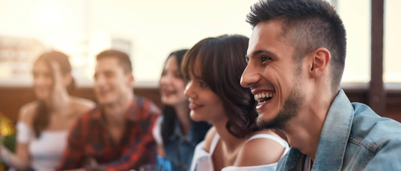 Dinámicas Interactivas para Jóvenes Cristianos: Fortaleciendo la Fe a través del Juego y la Reflexión 10 Adolescentes cristianos de distintas culturas riendo juntos tras una actividad espiritual.