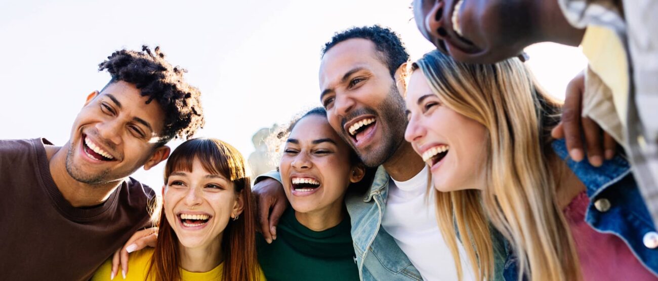 Dinámicas Interactivas para Jóvenes Cristianos: Fortaleciendo la Fe a través del Juego y la Reflexión 9 Grupo de jóvenes cristianos participando en actividades dinámicas al aire libre.