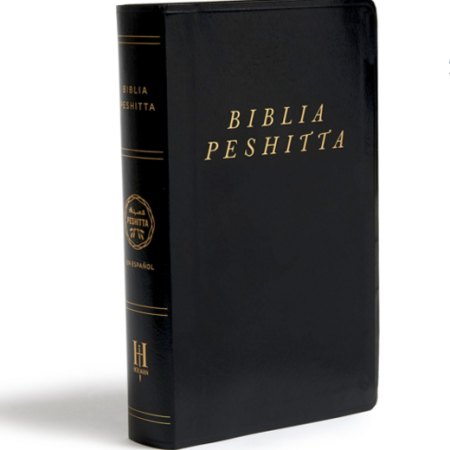 Una imagen de la Biblia Peshitta encuadernada en cuero negro con letras doradas, destacando la traducción al español.