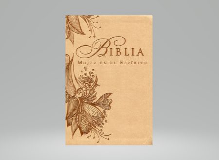 Portada de una Biblia titulada 'Mujer en el Espíritu' con adornos florales en tonos marrones sobre un fondo beige.