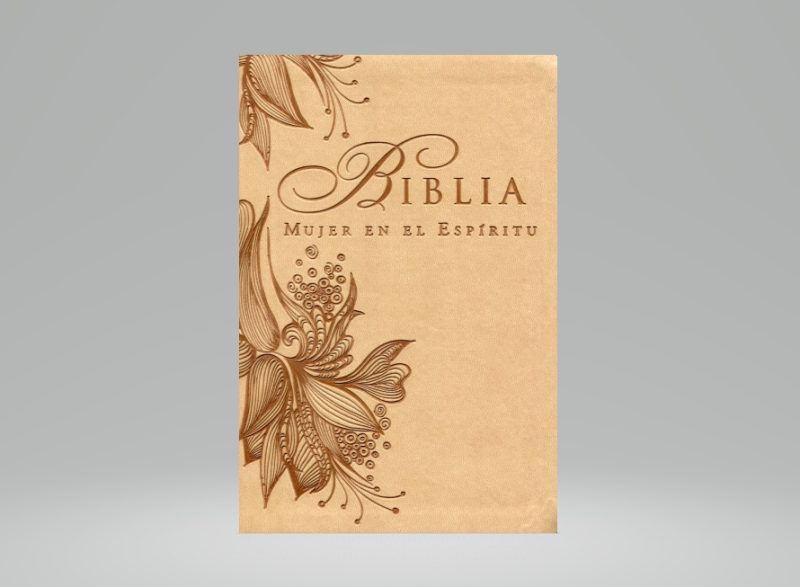 Portada de una Biblia titulada 'Mujer en el Espíritu' con adornos florales en tonos marrones sobre un fondo beige.