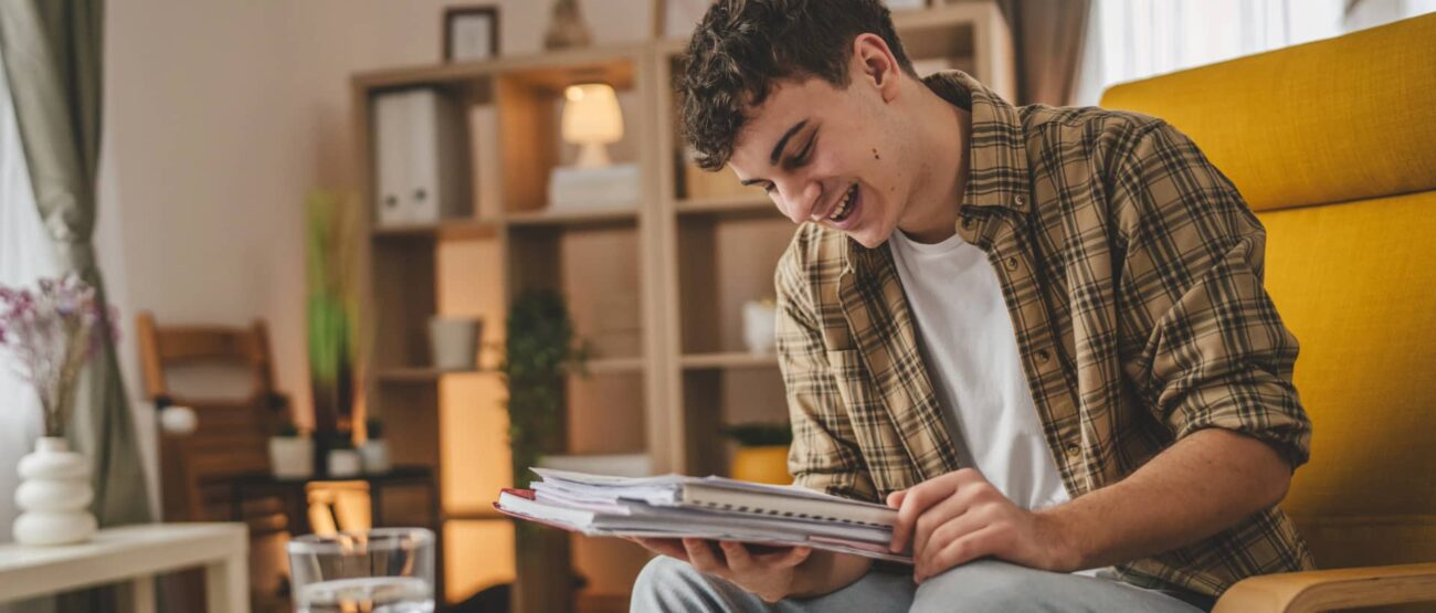 Dinámicas Interactivas para Jóvenes Cristianos: Fortaleciendo la Fe a través del Juego y la Reflexión 8 Joven cristiano leyendo su Biblia y reflexionando desde casa.