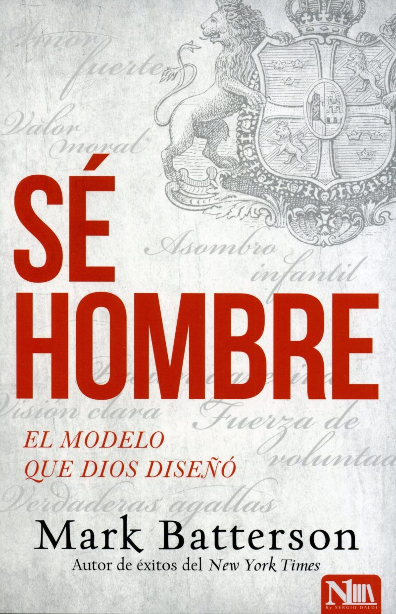 Portada de un libro titulado SÉ HOMBRE con letras grandes en color rojo, subtítulo EL MODELO QUE DIOS DISEÑÓ y el nombre del autor, Mark Batterson. En el fondo, se aprecia un escudo heráldico con un león y una serie de palabras tales como Amor, valor, Asombro infantil, entre otros.