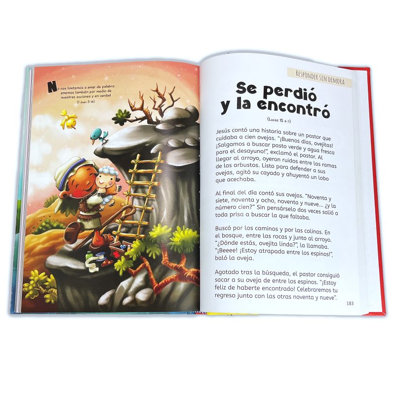 Una ilustración colorida de un libro que muestra un niño vestido de pastor sonriendo y mirando una oveja atrapada en los arbustos. La página del libro contiene texto en español con la historia de la oveja perdida, con referencias bíblicas.