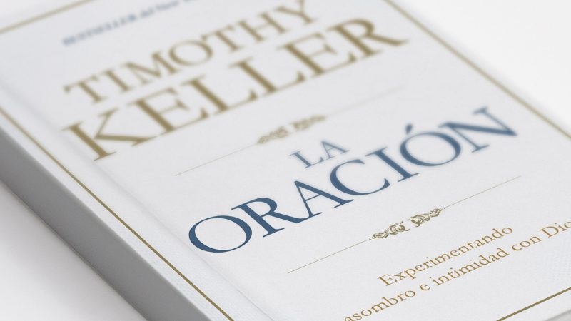 Primer plano de la portada del libro 'La Oración' por Timothy Keller, con el subtítulo 'Experimentando asombro e intimidad con Dios'.