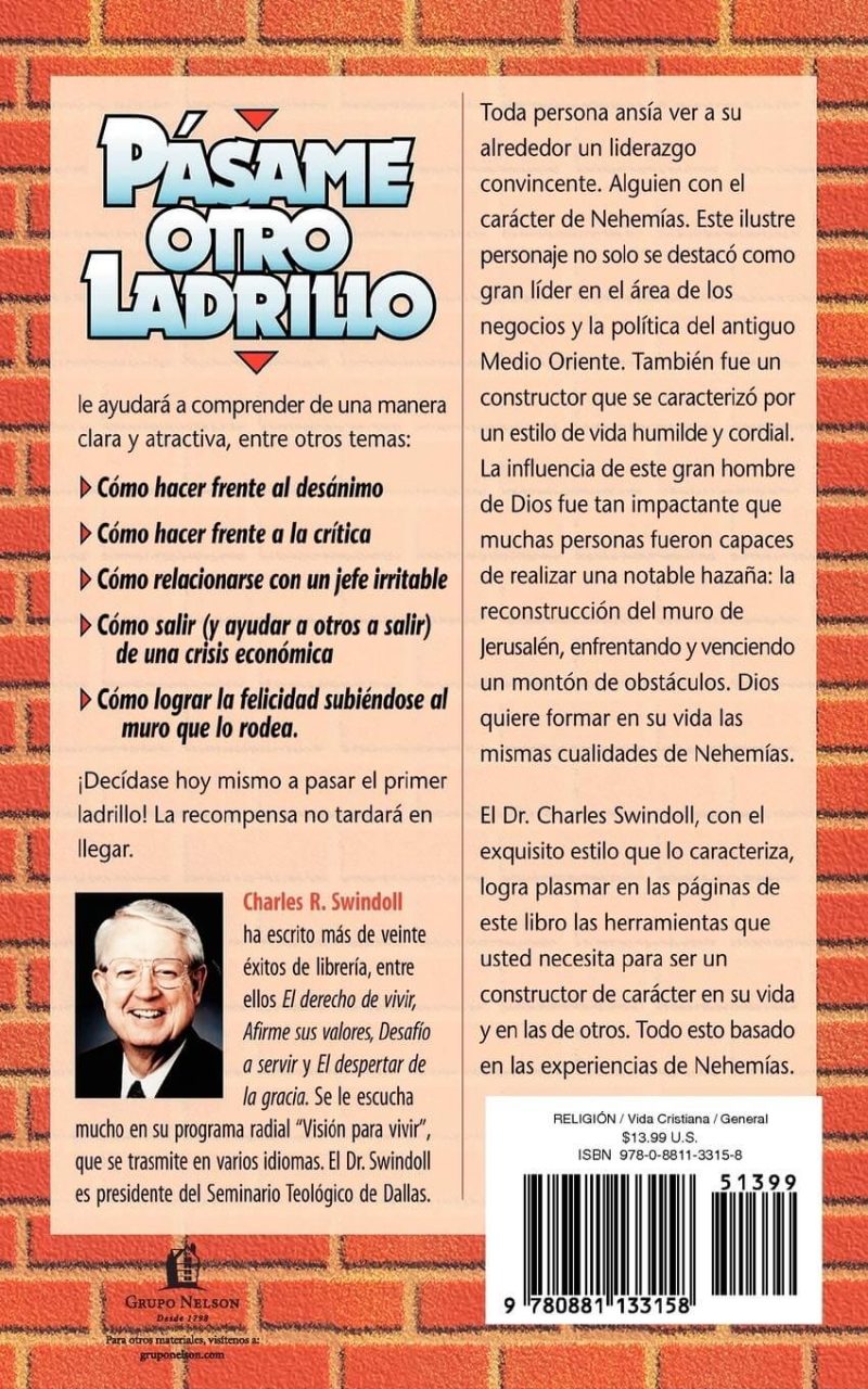 Contraportada del libro Pásame Otro Ladrillo con información sobre el contenido, un retrato del autor Charles R. Swindoll, y un diseño que imita una pared de ladrillos como fondo.