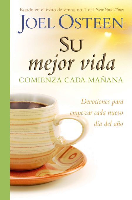 La imagen presenta la portada de un libro de devociones titulado Su mejor vida comienza cada mañana de Joel Osteen. En la parte superior, se hace referencia a que está basado en un éxito de ventas del New York Times. El diseño de la portada combina una paleta de colores cálidos que incluye tonos de amarillo y crema, evocando la luz y serenidad de la mañana. Una taza de café con rayas horizontales multicolores y lleno hasta el borde se encuentra en la parte inferior, colocada sobre un plato que complementa su diseño. La imagen sugiere un momento de reflexión o meditación matutina acompañada de una bebida reconfortante.