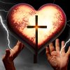 Un par de manos alzadas sosteniendo un gran corazón rojo luminoso con una cruz en el centro, todo contra un dramático cielo tormentoso con relámpagos.