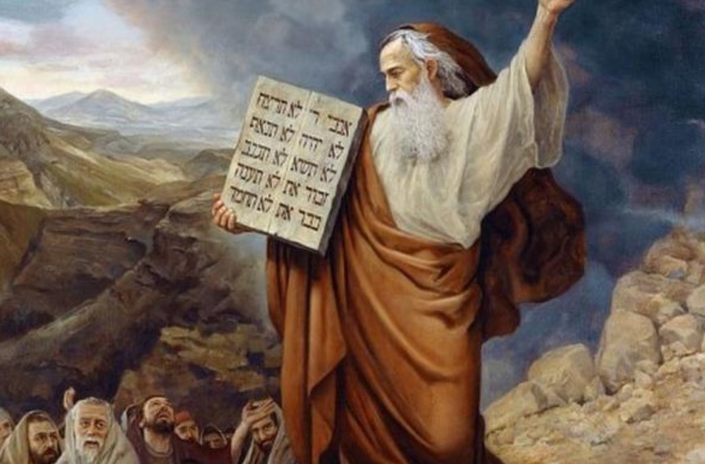 Pintura de una figura histórico-religiosa barbuda, presumiblemente Moisés, sosteniendo dos tablas de piedra con inscripciones en hebreo antiguo, alzando una mano ante una multitud de seguidores en un paisaje montañoso.