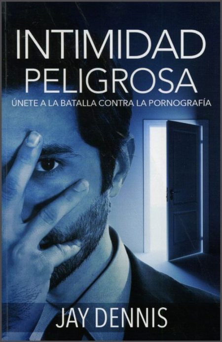 Intimidad Peligrosa" de Jay Dennis, mostrando a un hombre cubriéndose parcialmente el rostro frente a una puerta abierta en un fondo oscuro.