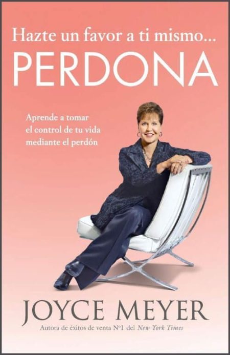 Hazte un favor a ti mismo... PERDONA" de Joyce Meyer, con la autora sentada en una silla blanca sobre un fondo rosa.