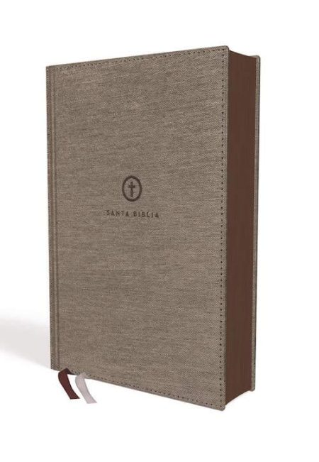 ** Biblia con cubierta de tela color beige y detalles marrones