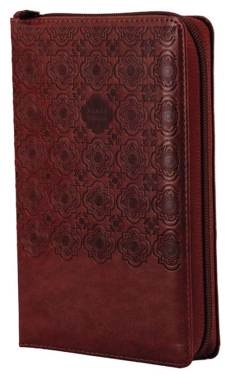 ** Funda de cuero marrón con diseño repujado y cierre de cremallera.