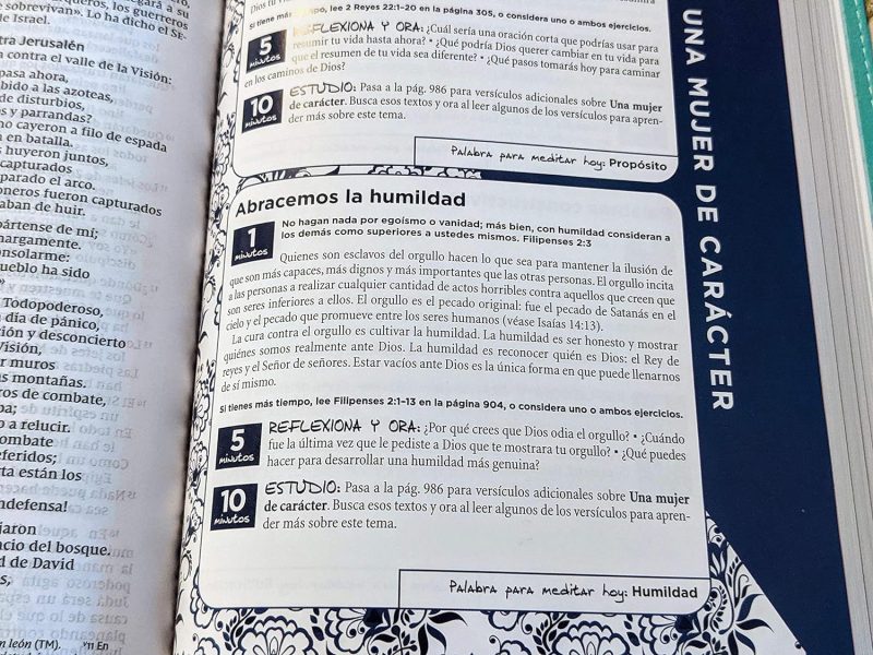 ** Página de un libro abierto que habla sobre la importancia de abrazar la humildad. Se observan secciones etiquetadas con números para estudio, reflexión y acción personal.