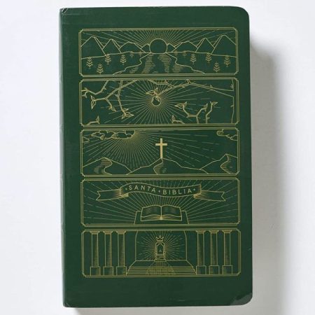 ** Biblia de cubierta verde con ilustraciones doradas de paisajes, una cruz y un templo en la portada.