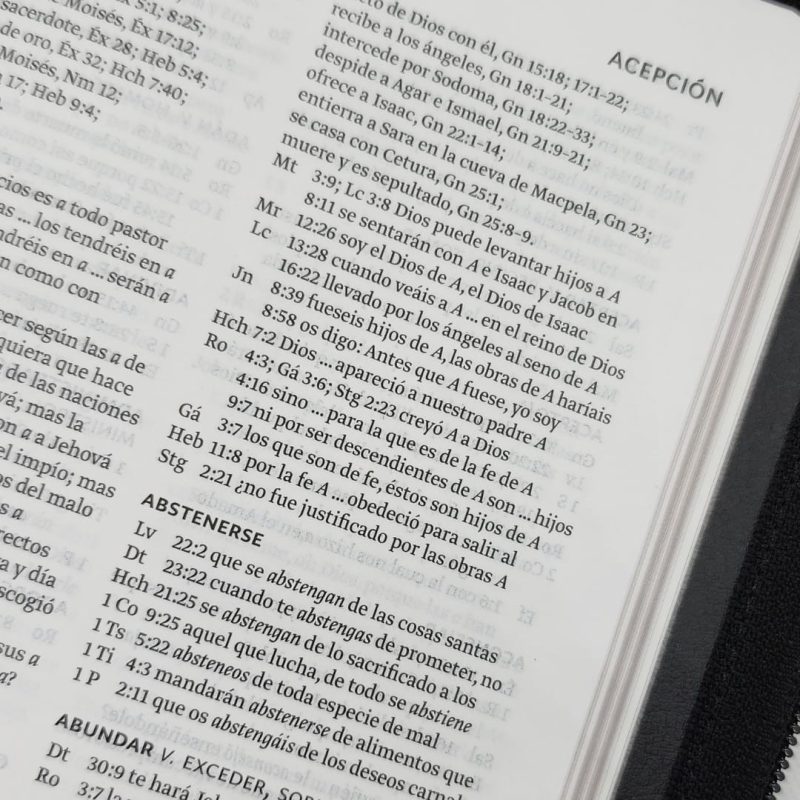 ** Página de un libro con referencias bíblicas y versículos.