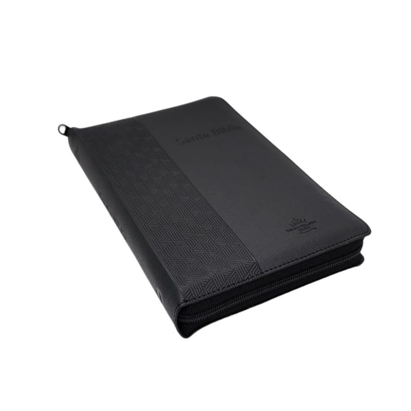 ** Biblia de cuero negro con cierre visible y diseño elegante.