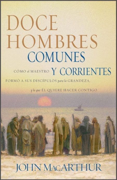 Doce Hombres Comunes" de John MacArthur con una imagen de doce personas de pie en una playa al atardecer.
