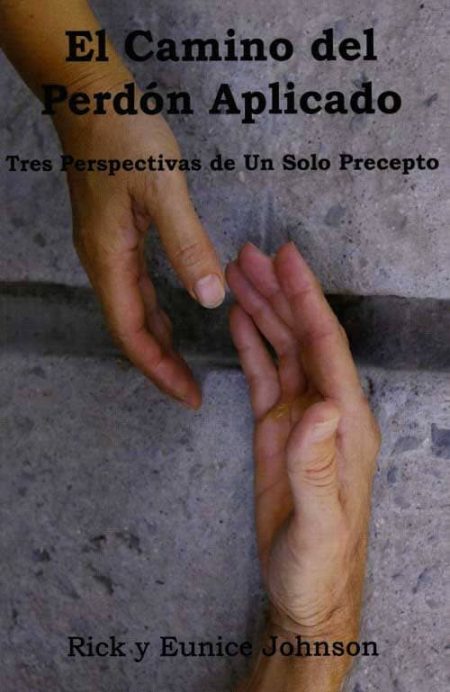 ** Dos manos extendidas sugieren un gesto de reconciliación sobre un fondo gris.