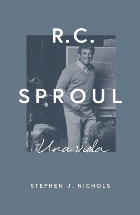 R.C. Sproul: Una Vida" por Stephen J. Nichols, con una imagen en blanco y negro de una persona sonriendo frente a una pizarra.