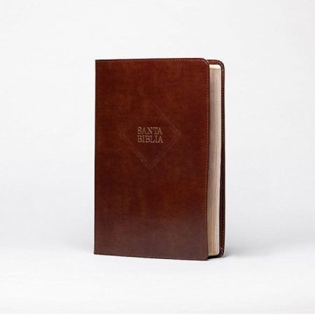 ** Una Biblia de tapa dura de cuero marrón con la inscripción "Santa Biblia" en la portada.