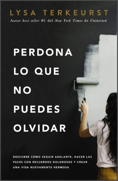 Perdona lo que no puedes olvidar" de Lysa TerKeurst, con una persona pintando una pared.