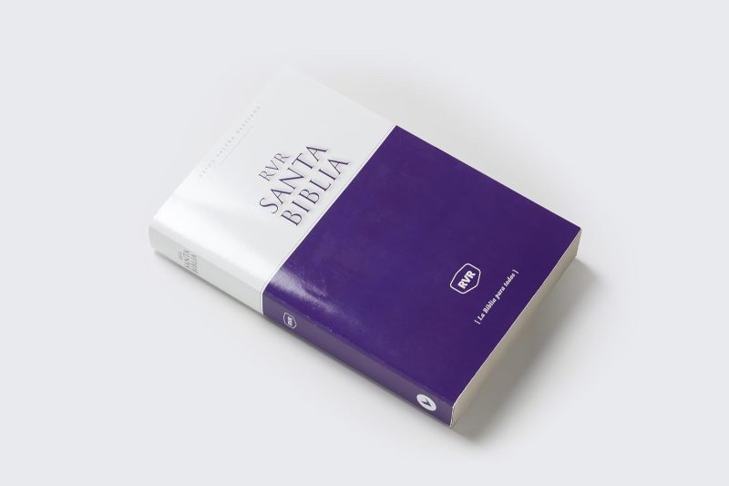 ** Vista de una Biblia Reina Valera 1960 con tapa blanca y morada