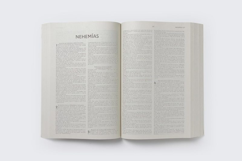 ** Fotografía de un libro abierto mostrando el texto del libro de Nehemías.