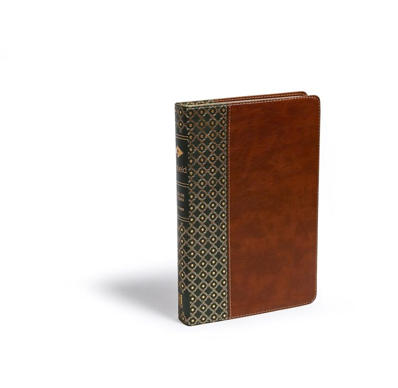 ** Cuaderno con tapa de cuero marrón y diseño geométrico verde.