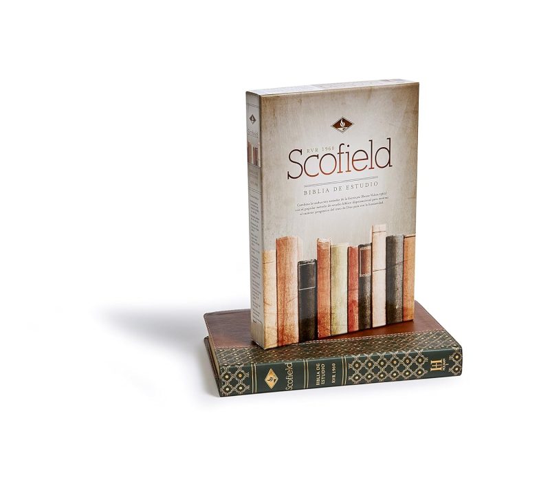 ** Caja de embalaje de Scofield Original con imagen de libros apoyada sobre un libro de tapa dura.