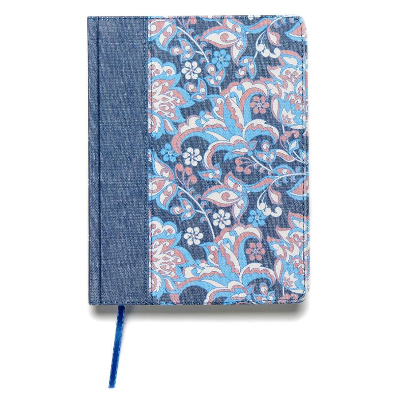 ** Cuaderno con cubierta de diseño floral en tonos azules y rosados, con lomo de tela azul y marcador de página azul.