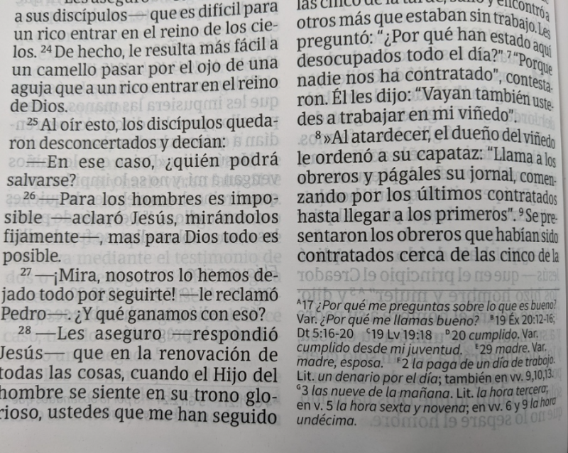 ** Primer plano de una página de una Biblia en español que muestra los versículos del Evangelio según Mateo.