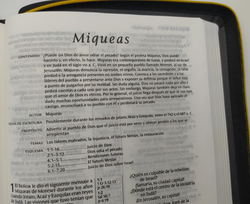 ** Primer plano de una página del libro de Miqueas de la Santa Biblia, con texto que detalla el contenido y contexto del libro.