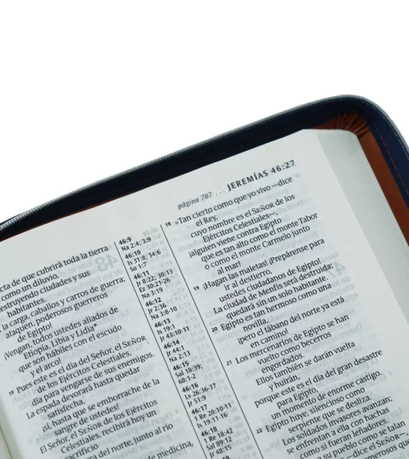 ** Primer plano de una página interior de un libro, con el texto del capítulo Jeremías 46:27.