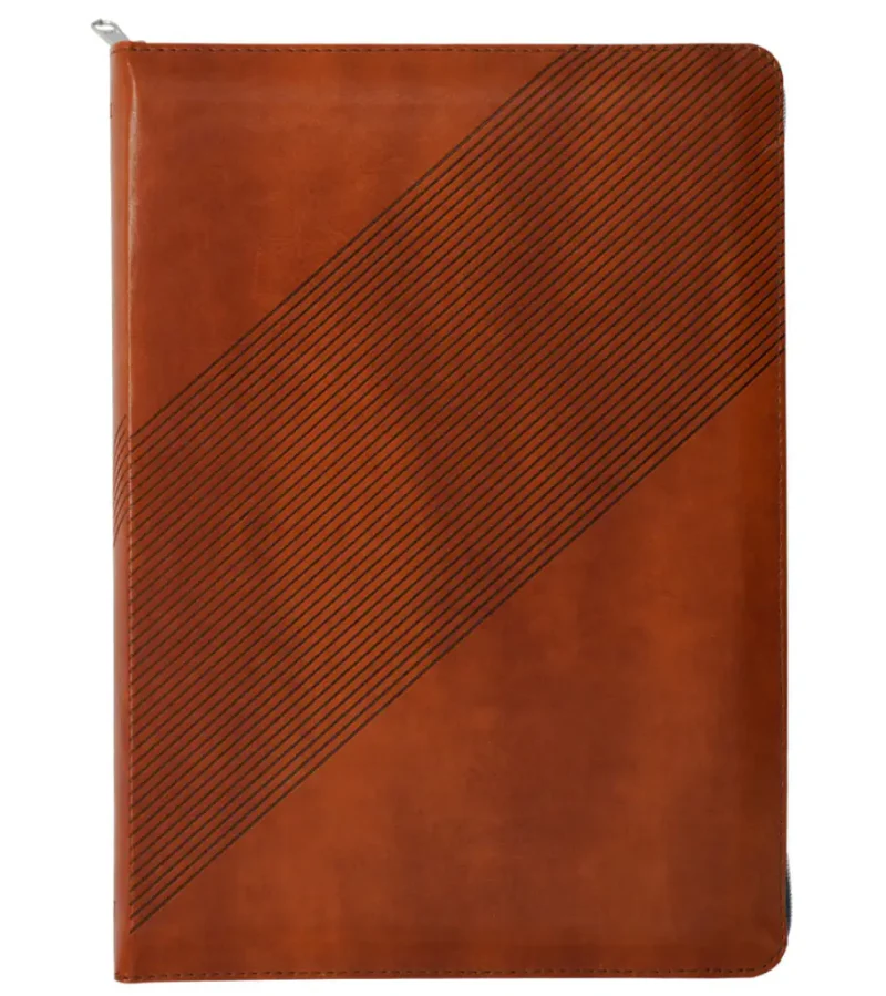 ** Cuaderno de cuero marrón con un diseño de líneas diagonales en la portada.