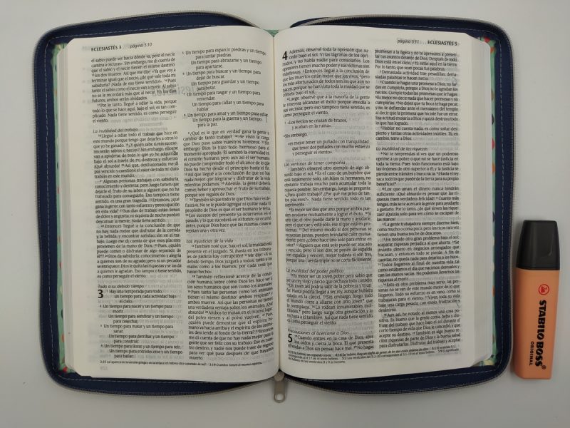 ** Biblia abierta junto a un resaltador naranja.