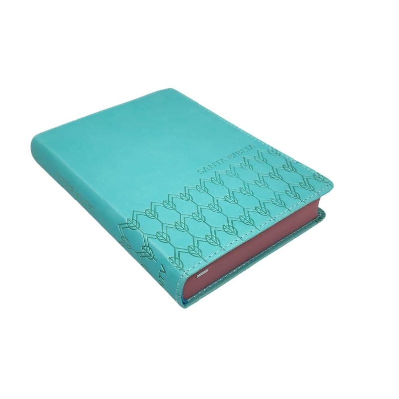 ** Un diario azul de cubierta dura con un diseño en relieve de manos, mostrando el borde de las páginas rosadas.