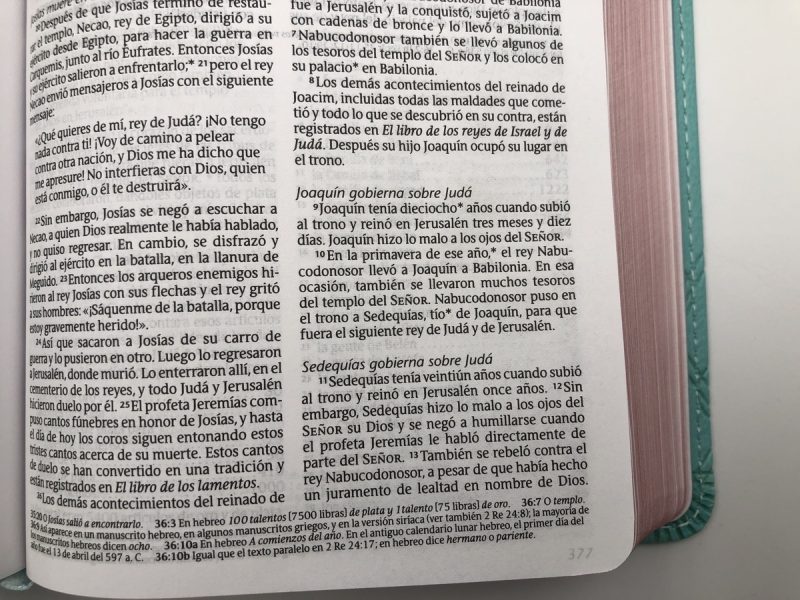 ** Página de un libro religioso con texto en español en una superficie blanca.