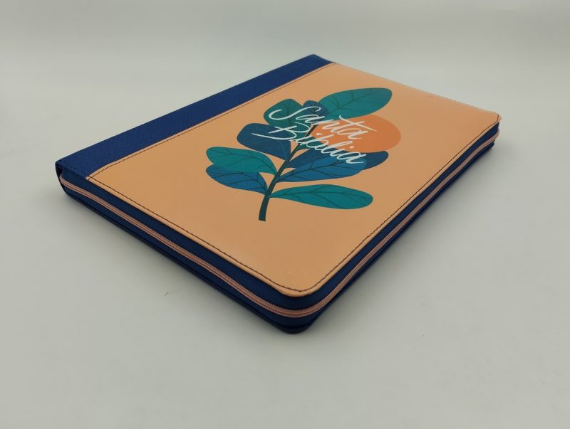 ** Carpeta con diseño de hojas verdes y texto "Start Fresh" sobre un fondo naranja, con bordes azules.