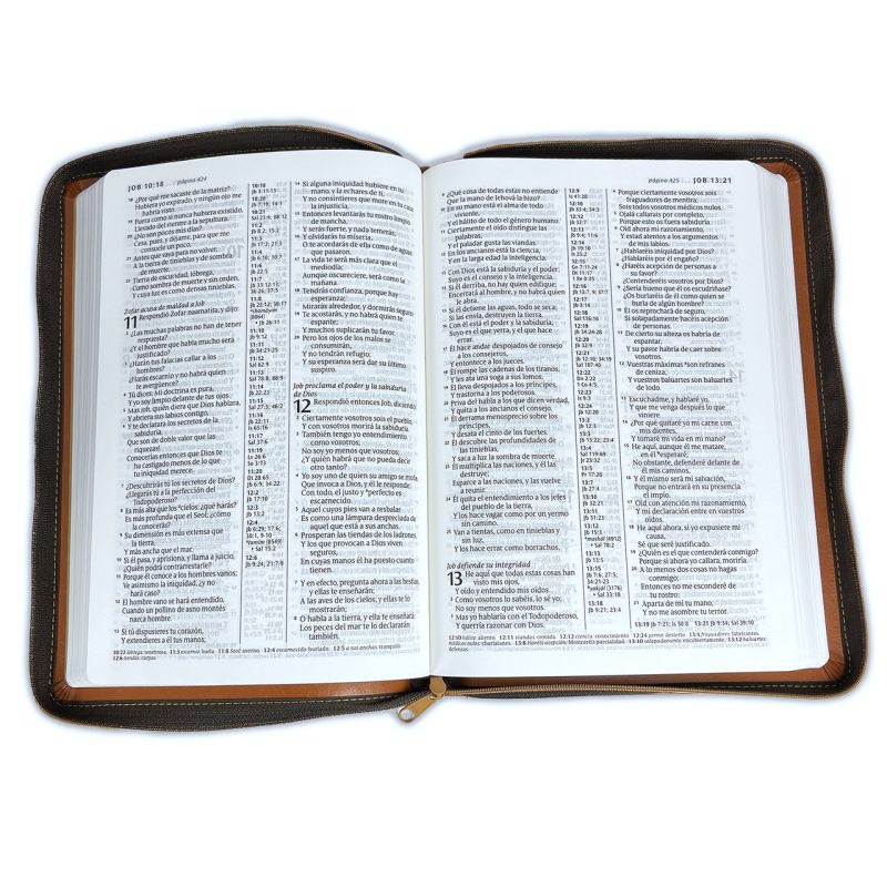** Una Biblia abierta mostrando texto en dos columnas.