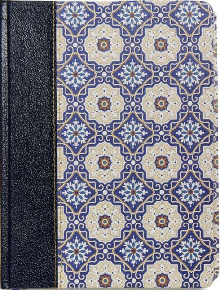 ** Diario con una cubierta decorativa de patrón geométrico azul y negro.
