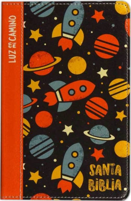 ** Imagen de una Biblia con una funda de diseño espacial que incluye cohetes, planetas y estrellas sobre un fondo negro. El lateral es de color naranja.