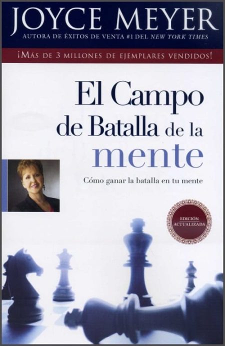 El Campo de Batalla de la Mente" de Joyce Meyer, con piezas de ajedrez y la fotografía de la autora.